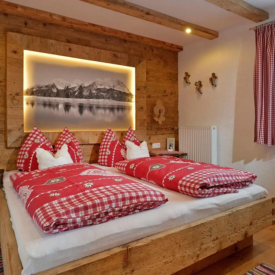 Ferienwohnung-Gaestehaus-Stoeckl-Going-Aschauerweg-56-und-58-Anneliese-Stoeckl-Appartement-Kitzbueheler-Horn-Schlafzimmer